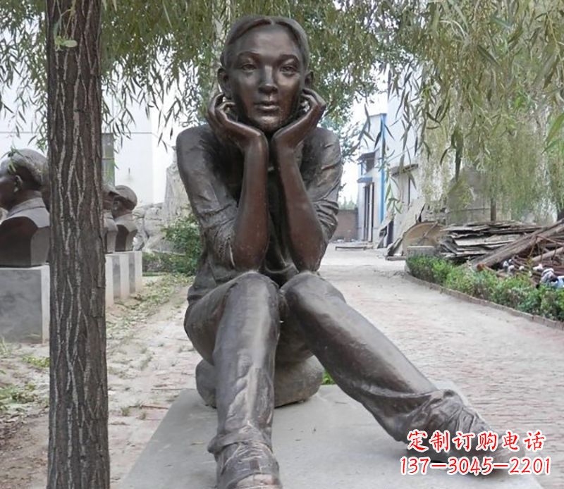 周口托着下巴小女孩公园人物铜雕