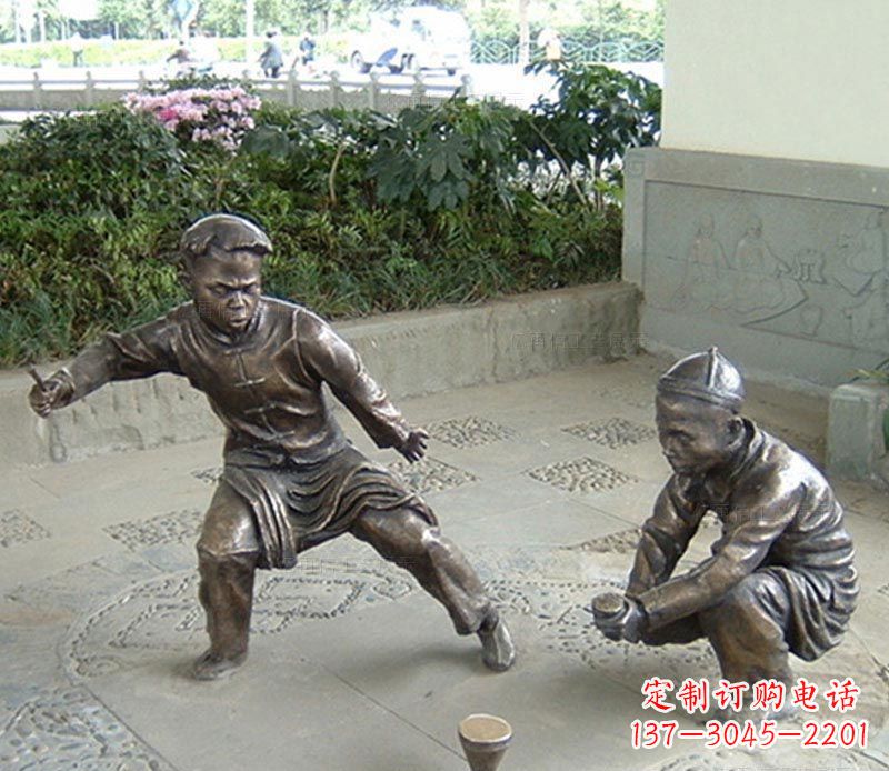 周口玩陀螺的古代儿童铜雕