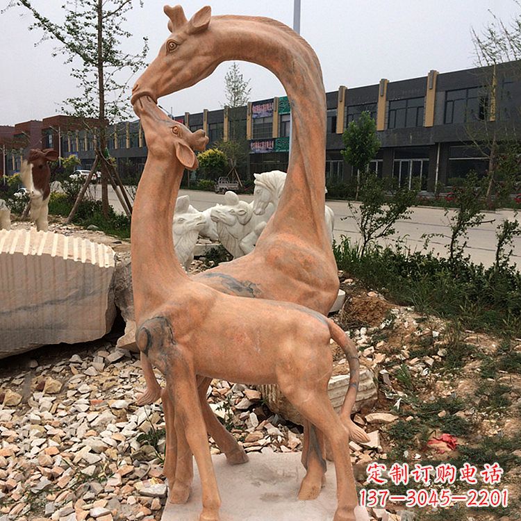 周口晚霞红石雕长颈鹿-校园公园母子亲情景观雕塑