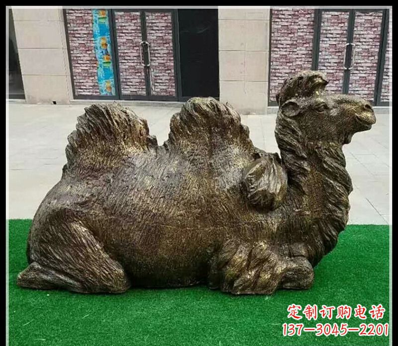 周口卧在草地的骆驼铜雕