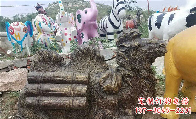 周口卧着的骆驼动物铜雕 (2)