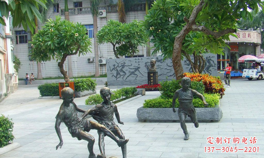 周口小孩踢足球铜雕