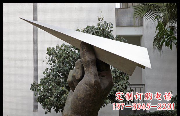 周口小区不锈钢手拿纸飞机雕塑