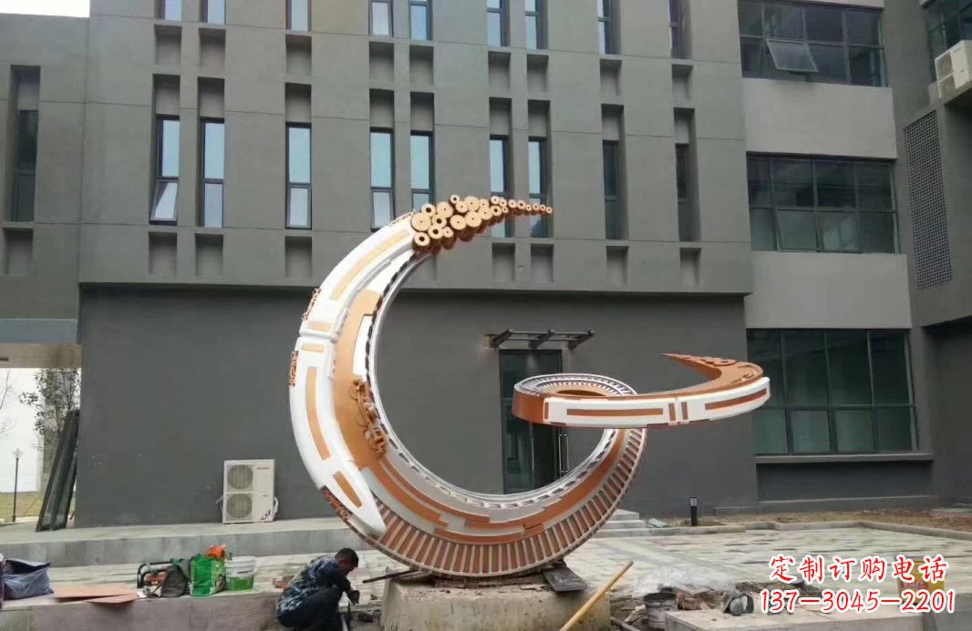 周口小区抽象不锈钢月亮雕塑
