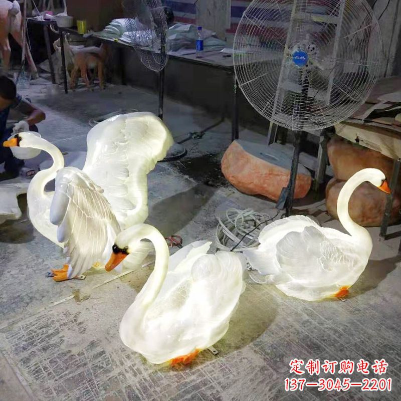 周口小区园林草坪发光天鹅景观雕塑摆件