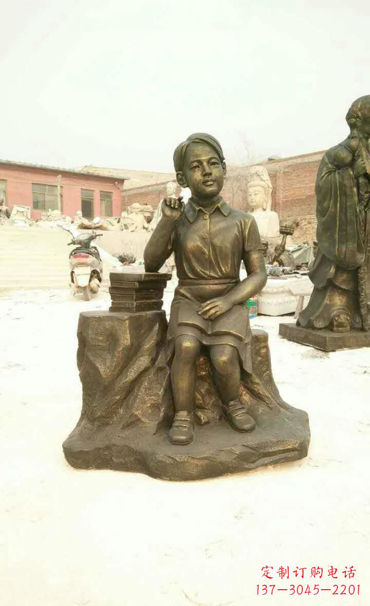 周口校园看书思考的学生铜雕