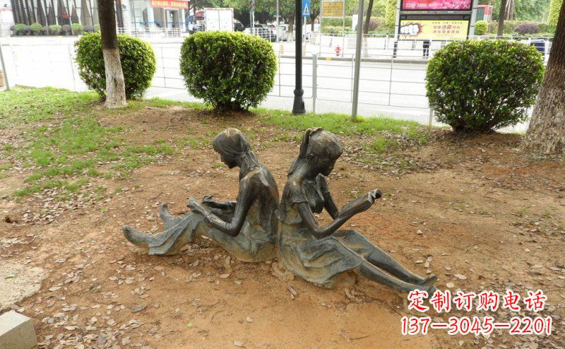 周口校园坐着看书的女孩人物铜雕