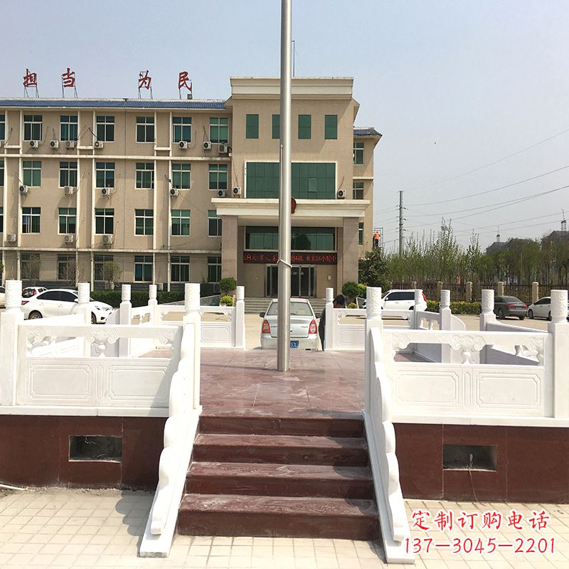 周口学校广场石雕升旗台