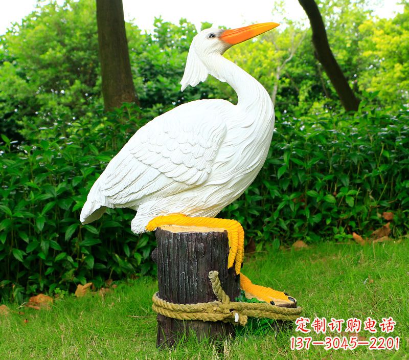 周口一男一女抱一只鸽子雕像