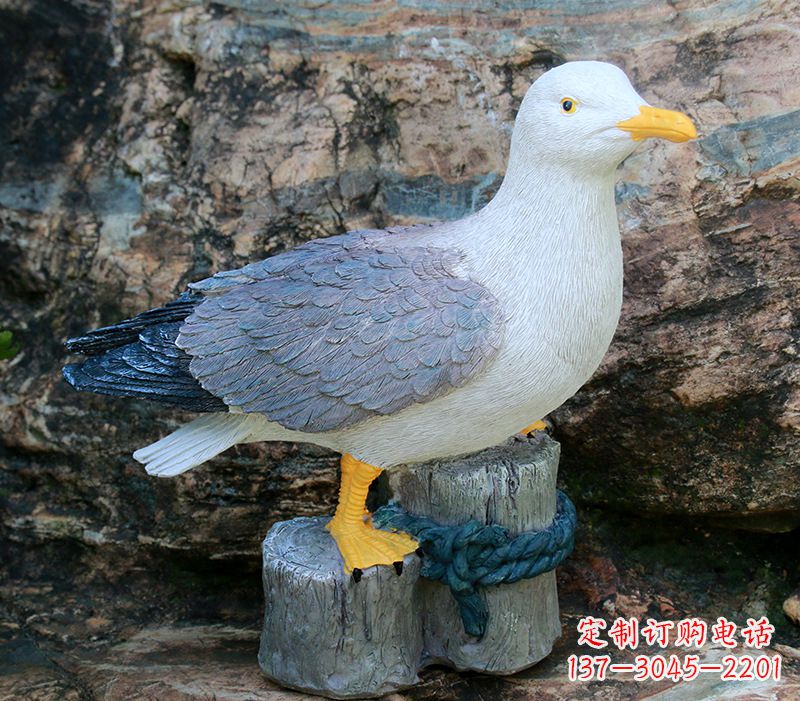 周口一手托鸽子 一手拿书本的雕塑像