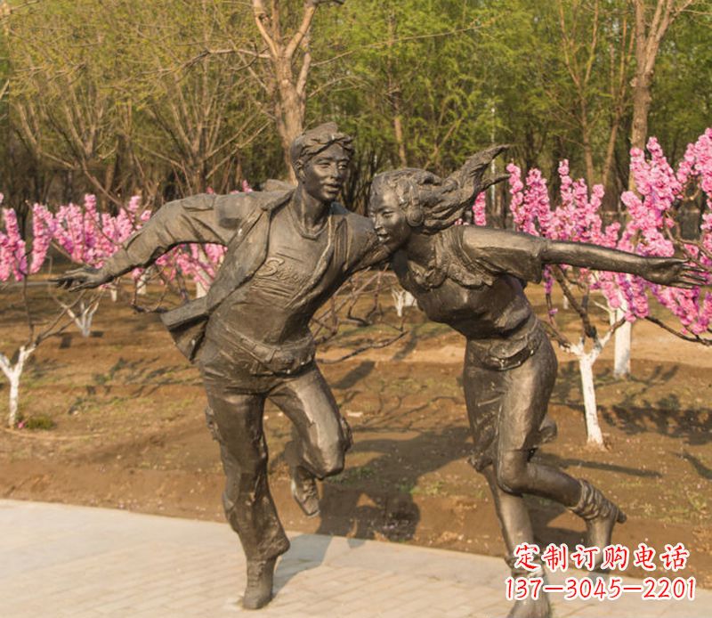 周口游玩的情侣铜雕
