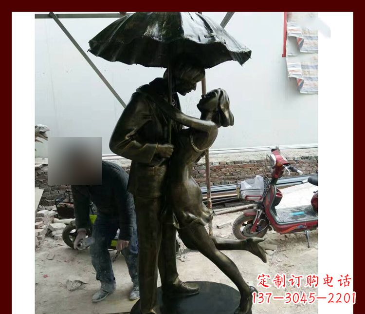 周口雨伞下拥抱的情侣铜雕