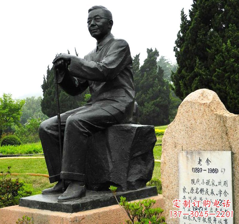 周口中国现代著名小说家老舍铜雕像