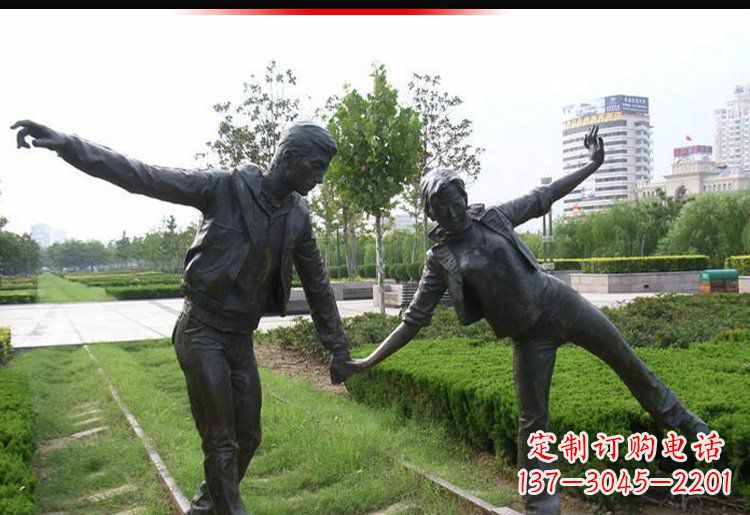 周口走铁轨的情侣铜雕