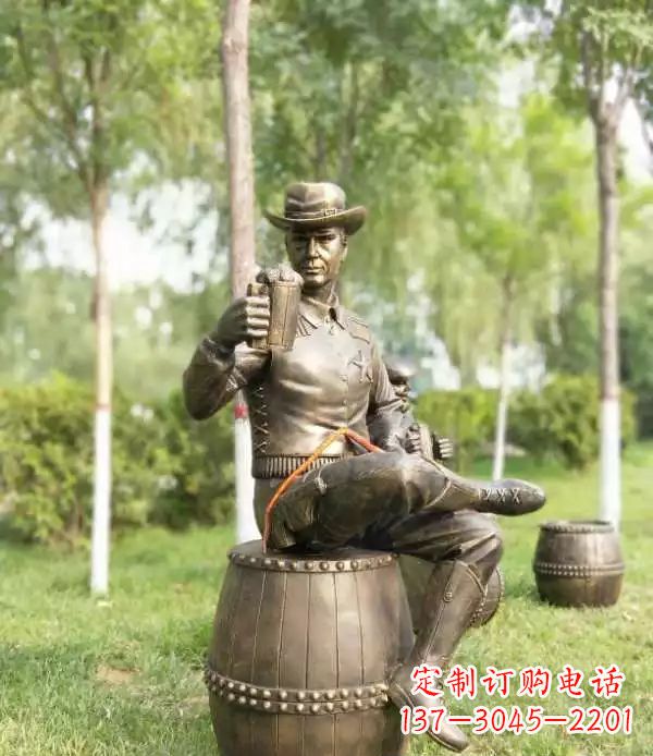 周口坐酒桶喝啤酒的牛仔铜雕