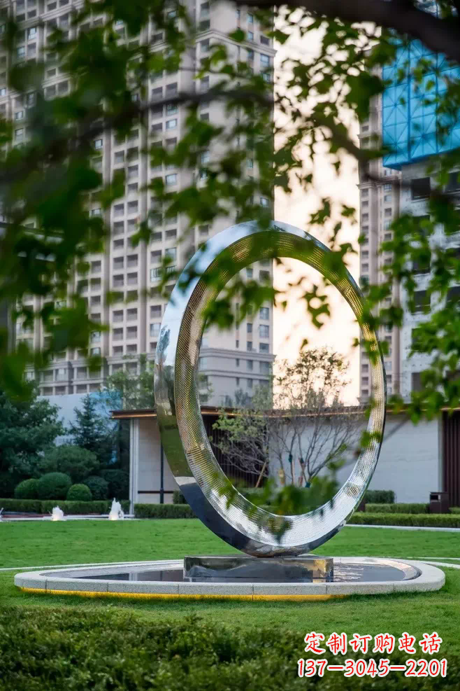 周口圆环雕塑-别墅草坪不锈钢镜面大型户外景观圆环雕塑
